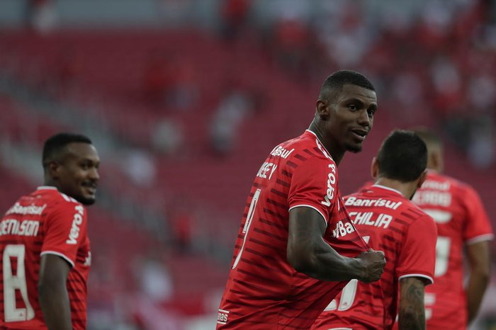 Wesley Moraes é apresentado como novo camisa 9 do Internacional e