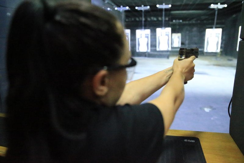PORTO ALEGRE,RS,BRASIL.2022,01,27.Rio Grande do Sul, registra aumentos de registros de armas de fogo, principalmente por mulheres.(RONALDO BERNARDI/AGENCIA RBS).<!-- NICAID(15000065) -->