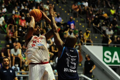 CAXIAS DO SUL, RS, BRASIL, 01/02/2022. Caxias do Sul Basquete x Rio Claro, jogo válido pela 20ª rodada do Novo Basquete Brasil (NBB) e realizado no Ginásio do Sesi. (Porthus Junior/Agência RBS)<!-- NICAID(15004445) -->