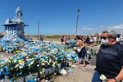 Com direito a caminhada e carreata, Iemanjá reúne fiéis na praia do Cassino, em Rio Grande.<!-- NICAID(15004988) -->