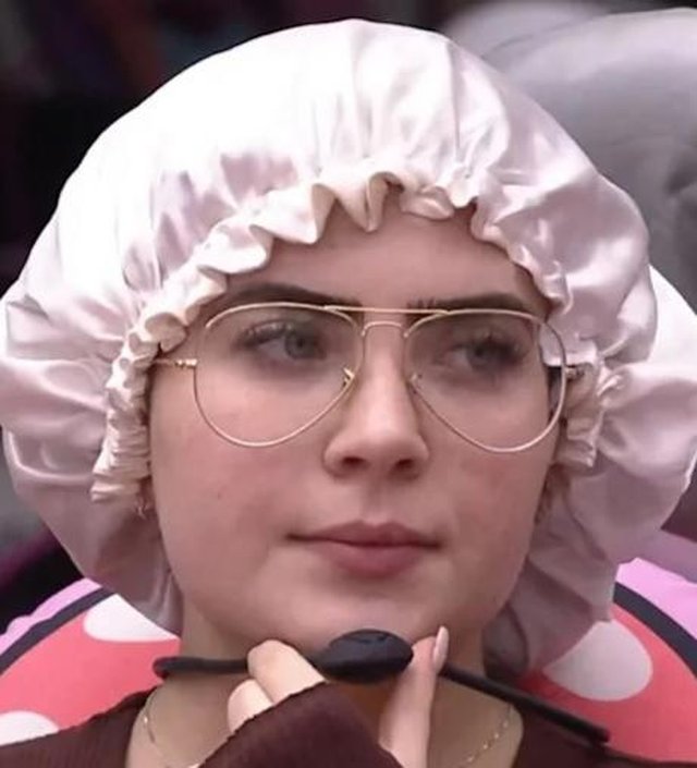 Jade Picon usando touca de cetim no Big Brother Brasil 22<!-- NICAID(15003677) -->