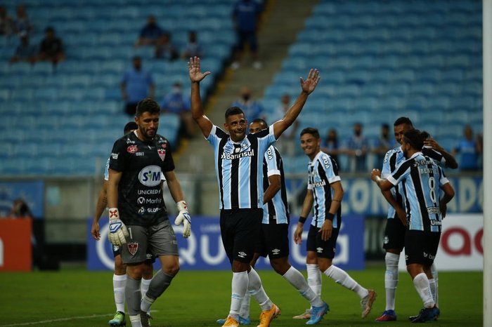 Diego Souza iguala nomes como os de Everton e Éder em lista de artilheiros do Grêmio