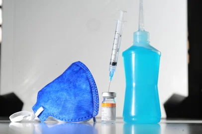 CAXIAS DO SUL, RS, BRASIL, 10/03/2021. Um ano da pandemia do coronavírus, covid-19. Fotos para matéria especial do Pioneiro. Kit de higienização e proteção (álcool em gel, máscara PFF2 e vacina). (Porthus Junior/Agência RBS)<!-- NICAID(14732191) -->