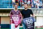 Zagueiro Thiago Sales e goleiro Marcelo Pitol foram homenageados após vitória sobre o Brasil <!-- NICAID(15009253) -->