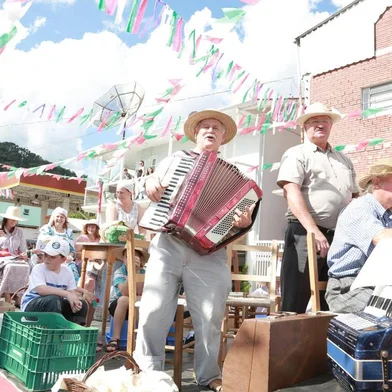 Começa nesta sexta-feira (11) a edição de retomada das festas que celebram a uva e o morango no distrito de Otávio Rocha, em Flores da Cunha.  A 14ª Festa Colonial da Uva (Fecouva) e 4ª Festa do Moranguinho da localidade seguem até o dia 20 de fevereiro, no Parque de Exposições, mesmo local onde ocorreu em 2017. O evento, que ocorria a cada quatro anos, foi cancelado em 2021 por conta da pandemia e, neste ano, volta a ser realizado, em ambiente mais amplo e ventilado, para uma programação presencial segura e confortável aos visitantes. <!-- NICAID(15009368) -->