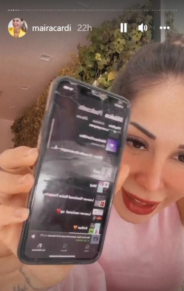 Maíra Cardi mostrando playlist no celular<!-- NICAID(15009615) -->