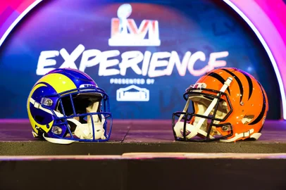 Super Bowl Experience Presented By Lowes Media PreviewLOS ANGELES, CALIFORNIA - FEBRUARY 04: Helmets from the Los Angeles Rams and the Cincinnati Bengals are seen during a press preview of the Super Bowl Experience Presented by Lowes at Los Angeles Convention Center on February 04, 2022 in Los Angeles, California.   Rich Fury/Getty Images/AFP (Photo by Rich Fury / GETTY IMAGES NORTH AMERICA / Getty Images via AFP)Editoria: ACELocal: Los AngelesIndexador: RICH FURYSecao: celebrityFonte: GETTY IMAGES NORTH AMERICA<!-- NICAID(15011009) -->