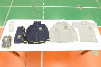 A prefeitura de Caxias do Sul iniciou a entrega de kits de uniformes para as escolas da rede municipal nesta quinta-feira (11). A distribuição das peças vai até o dia 18, quando inicia-se o ano letivo do município para os estudantes. Os kits estão armazenados em um pavilhão cujo endereço não é divulgado por questões de segurança.<!-- NICAID(15012682) -->