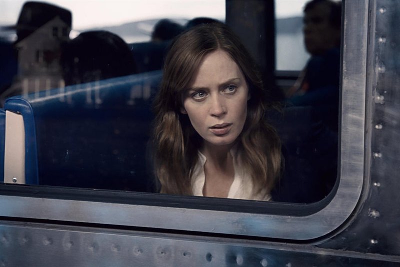 Emily Blunt no filme a garota no trem<!-- NICAID(12529233) -->