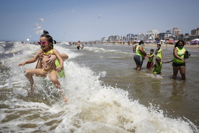 Movimentação de famílias foi recepcionada com aplausos de frequentadores da praia