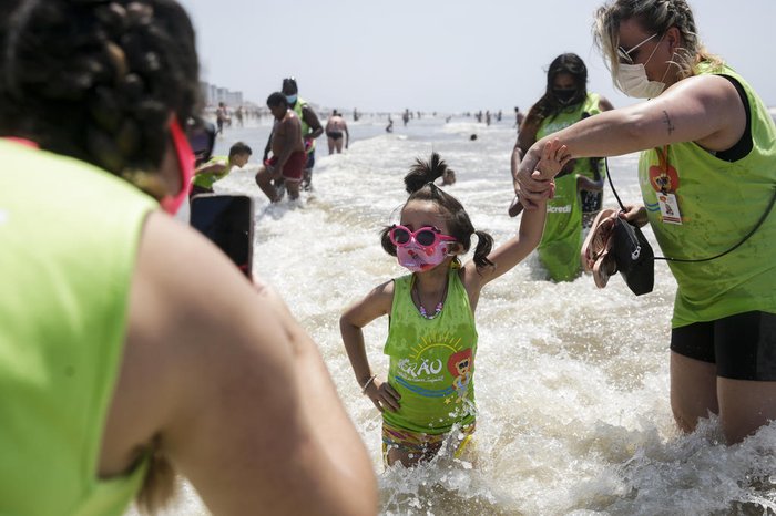 Alice posa para fotos no mar de Capão da Canoa
