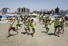 Crianças atendidas pelo instituto correram em direção ao mar logo na chegada à praia