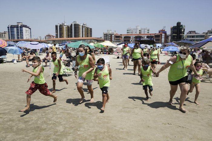 Crianças atendidas pelo instituto correram em direção ao mar logo na chegada à praia