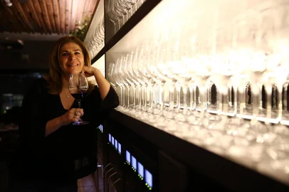 PORTO ALEGRE, RS, BRASIL - Jaqueline Meneghetti, a idealizadora do Dionísia, o wine bar mais bombadinho de POA, que recebe a mulherada diariamente para beber vinho.<!-- NICAID(14260888) -->