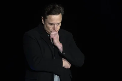 Elon Musk pauses and looks down as he speaks during a press conference at SpaceXs Starbase facility near Boca Chica Village in South Texas on February 10, 2022. - Billionaire entrepreneur Elon Musk delivered an eagerly-awaited update on SpaceXs Starship, a prototype rocket the company is developing for crewed interplanetary exploration. (Photo by JIM WATSON / AFP)<!-- NICAID(15016733) -->