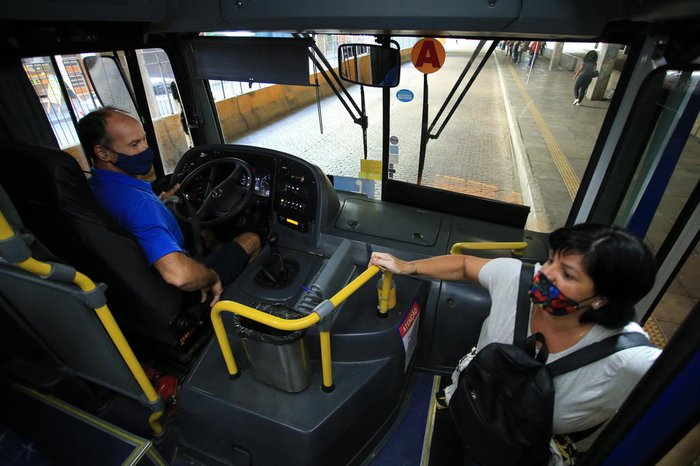 Passageiros da linha 7052-Ceasa/Aeroporto utilizaram pela primeira vez o transporte sem cobrador