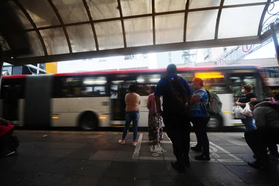 CAXIAS DO SUL, RS, BRASIL, 27/01/2022. Atendendo aos apelos de passageiros, a Secretaria Municipal de Trânsito, Transportes e Mobilidade (SMTTM) determinou à concessionária que se estabeleça novo reajuste de horários nas tabelas para o atendimento à comunidade.  12 itinerários terão maior oferta de ônibuA. (Porthus Junior/Agência RBS)Indexador:                                 <!-- NICAID(15000720) -->