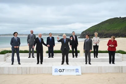 L-R) Canadas Prime Minister Justin Trudeau, President of the European Council Charles Michel, US President Joe Biden, Japans Prime Minister Yoshihide Suga, Britains Prime Minister Boris Johnson, Italys Prime minister Mario Draghi, Frances President Emmanuel Macron, President of the European Commission Ursula von der Leyen and Germanys Chancellor Angela Merkel pose for the family photo at the start of the G7 summit in Carbis Bay, Cornwall on June 11, 2021. - G7 leaders from Canada, France, Germany, Italy, Japan, the UK and the United States meet this weekend for the first time in nearly two years, for three-day talks in Carbis Bay, Cornwall. (Photo by Leon Neal / POOL / AFP)Editoria: POLLocal: Carbis BayIndexador: LEON NEALSecao: politics (general)Fonte: POOLFotógrafo: STF<!-- NICAID(14807137) -->