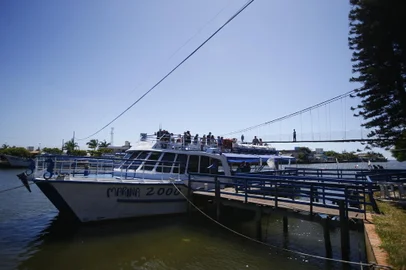 TORRES, RS, BRASIL - 18.02.2022 - Passeio turístico em Torres. (Foto: Félix Zucco/Agencia RBS)<!-- NICAID(15020846) -->
