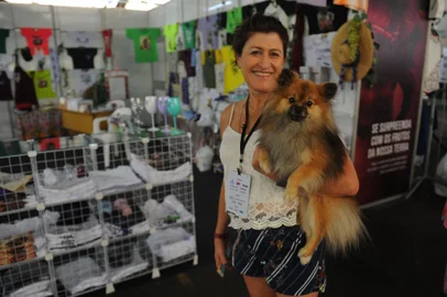 CAXIAS DO SUL, RS, BRASIL, 22/04/2022 - Marinês Duarte, 60, é expositora da Festa da Uva desde 1996, com loja de confecção. Neste ano ela está acompanhada de seu cachorro de estimação, Tom Cruise. Um lulu da Pomerânia de dois anos que já arrumou até namorada.. (Marcelo Casagrande/Agência RBS)<!-- NICAID(15023363) -->