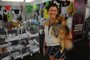 CAXIAS DO SUL, RS, BRASIL, 22/04/2022 - Marinês Duarte, 60, é expositora da Festa da Uva desde 1996, com loja de confecção. Neste ano ela está acompanhada de seu cachorro de estimação, Tom Cruise. Um lulu da Pomerânia de dois anos que já arrumou até namorada.. (Marcelo Casagrande/Agência RBS)<!-- NICAID(15023363) -->