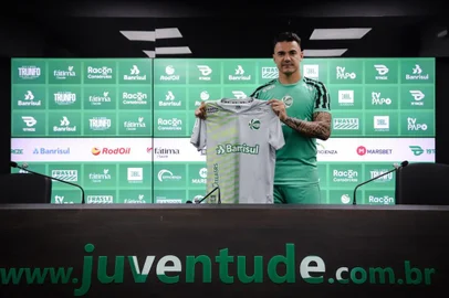 goleiro de 33 anos chega por empréstimo junto ao fortaleza<!-- NICAID(15024757) -->