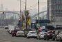 Ucranianos acordam com barulho de bombardeios, e milhares de pessoas tentam deixar Kiev