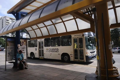 CAXIAS DO SUL, RS, BRASIL (31/03/2020)A Visate, que opera o sistema de transporte urbano em Caxias do Sul, opera com 50% da frota nesta terça-feira (31). Até o domingo, apenas 25% dos veículos da empresa estavam na rua, em virtude do decreto municipal em combate ao coronavírus. Medida, no entanto, ainda não está garantida para os próximos dias. (Antonio Valiente/Agência RBS)<!-- NICAID(14465430) -->