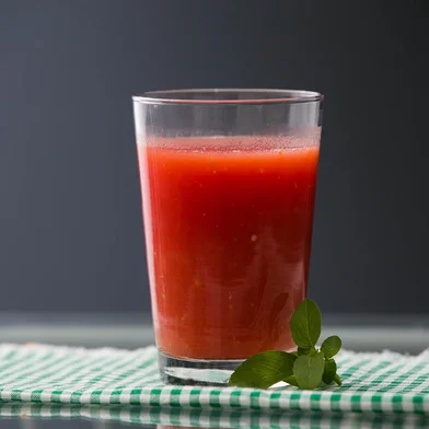 PORTO ALEGRE, RS, BRASIL, 19-02-2016. Suco de tomate e laranja. Receitas Destemperados.  (FOTO ANDRÉA GRAIZ/AGÊNCIA RBS, DESTEMPERADOS).<!-- NICAID(12026301) -->