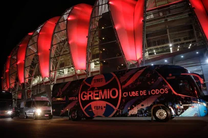 Porto Alegre, RS, Brasil, 26-02-2022: Ônibus do Grêmio deixa o Beira-Rio. Foto: Mateus Bruxel / Agência RBSIndexador: Mateus Bruxel<!-- NICAID(15028191) -->