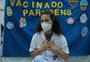 Técnica em enfermagem que perdeu pai e mãe para a covid no mesmo dia se emociona ao vacinar o filho 