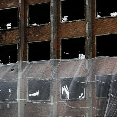 PORTO ALEGRE, RS, BRASIL, 01-03-2022: Protecao instalada ao redor da estrutura que abrigava a Secretaria de Seguranca Publica do RS. Processo de envelopamento do predio para a implosao, no proximo domingo. Edificio da SSP foi destruido por incendio. (Foto: Mateus Bruxel / Agencia RBS)Indexador: Mateus Bruxel<!-- NICAID(15029895) -->