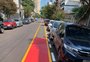 Separada da calçada por vagas de estacionamento, nova ciclofaixa na Cidade Baixa recebe críticas por risco de acidente