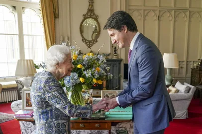 Britains Queen Elizabeth II (L) speaks with Canadian Prime Minister Justin Trudeau during an audience at the Windsor Castle, Berkshire, on March 7, 2022. (Photo by Steve Parsons / POOL / AFP)<!-- NICAID(15035177) -->