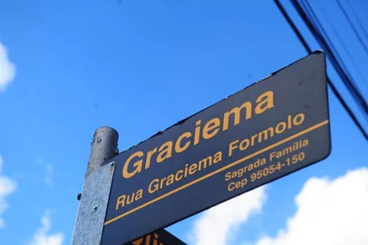 CAXIAS DO SUL, RS, BRASIL, 04/03/2022. Pauta especial para o Dia das Mulheres - rua com nome de mulheres em Caxias do Sul. Na foto, placa da rua Graciema Formolo. (Porthus Junior/Agência RBS)<!-- NICAID(15033545) -->