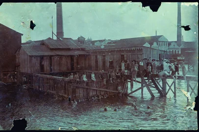 Piscina da Sogipa dentro do Guaíba, inaugurada em 1885. Não da foto desconhecido.<!-- NICAID(15035743) -->