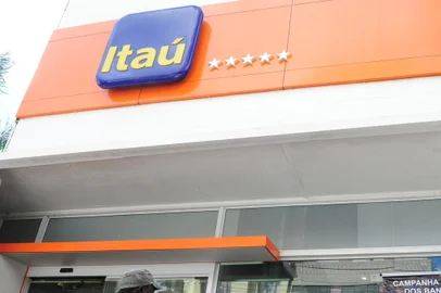 CAXIAS DO SUL, RS, BRASIL (06/09/2016) População sofre com  Greve Bancária 2016. Banco Itaú e Santander atingidos com novas greves. (Roni Rigon/Pioneiro)<!-- NICAID(12424219) -->