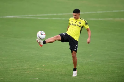 Taison, em treino do Inter no CT Parque Gigante, antes do clássico Gre-Nal 435. Ricardo Duarte/InterIndexador: RICARDO DUARTE<!-- NICAID(15036780) -->