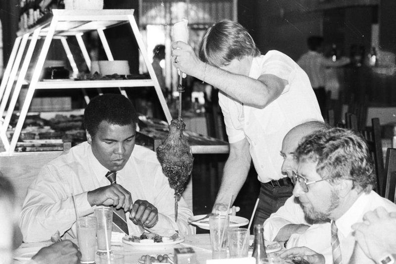 CRÉDITO: OLDERIGE ZARDO - AGÊNCIA RBS-PORTO ALEGRE, RS, BRASIL, 29/04/1987  (OLDERIGE ZARDO - AGÊNCIA RBS) -Muhammad Ali, Classius Clay, em uma churrascaria de Porto Alegre no ano de 1987.Muhammad Ali esteve em Porto Alegre para visitar a fabricante de carros Miura.-#Envelope: 55417#Pasta: 15515#Fotógrafo: Olderige Zardo<!-- NICAID(9196723) -->