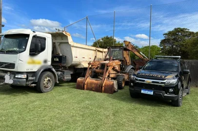 A Polícia Federal (PF) apreendeu nesta quarta-feira (9) grande quantidade de areia extraída na Barra do Chuí, no extremo Sul do Estado, uma região que integra área de patrimônio nacional. Um homem foi preso em flagrante pelo crime de usurpação de bem da União e extração ilegal de minério.<!-- NICAID(15037479) -->