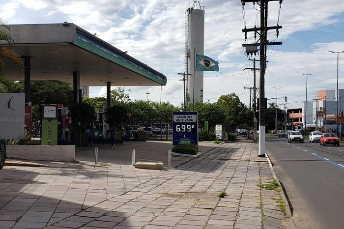 Valor do litro da gasolina subiu em alguns postos de Porto Alegre, chegando perto de R$ 7