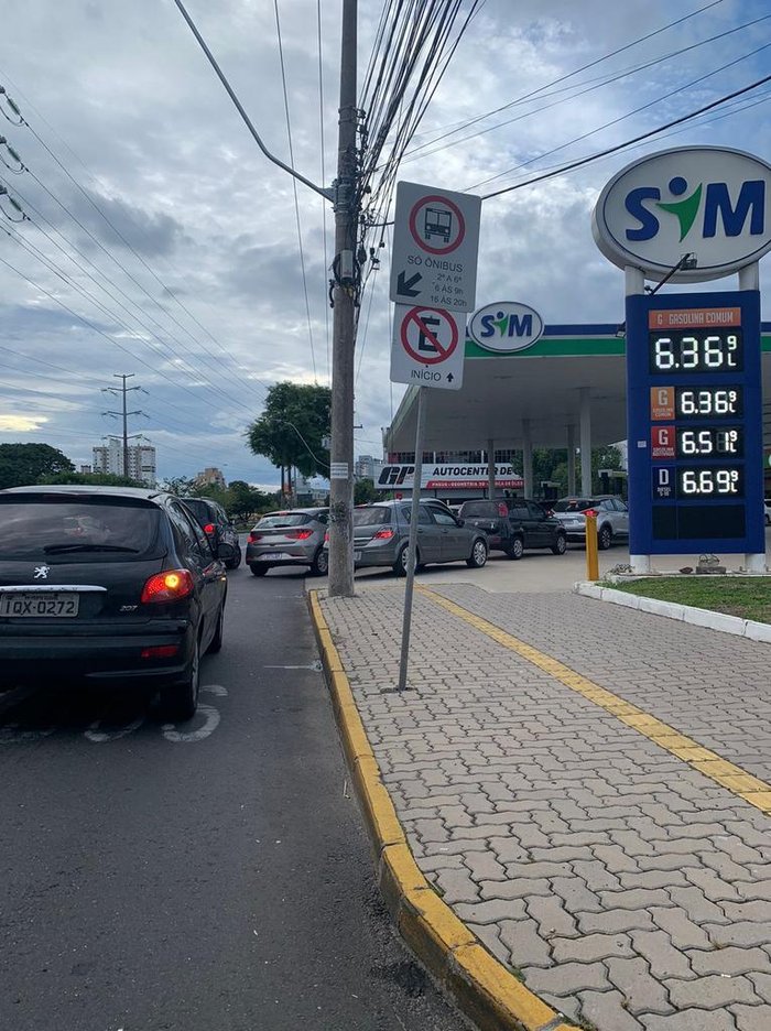 Fila em posto da Avenida Ipiranga com a Veríssimo Rosa