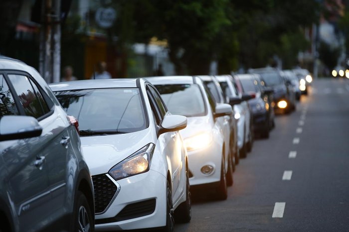 Motoristas partiram em busca de combustíveis ainda com preço antigo e formaram longas filas