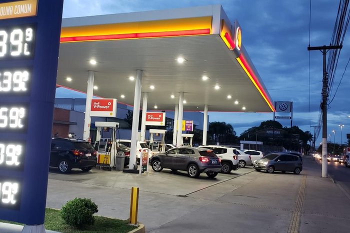 Posto da Avenida Sertório com Emílio Esteves começava a formar filas