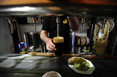Especial para dominical sobre produção de cerveja artesanal. Na foto, Maurício Chaulet, um dos sócios do Bar Lagom, local que só oferece cerveja artesanal, durante processo de produção da cerveja.<!-- NICAID(7531277) -->