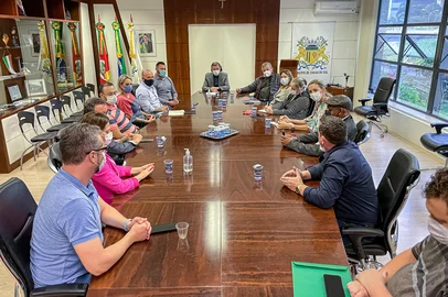 Após Vacaria e Carlos Barbosa, Caxias do Sul desobriga uso de máscaras em espaços abertos a partir desta sexta-feira. Na foto, reunião do gabinete de crise<!-- NICAID(15039720) -->