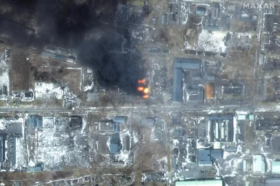 This Maxar satellite image taken and released on March 12, 2022, shows a multispectral view of fires in an industrial area of the Primorskyi district in western Mariupol, Ukraine. - The humanitarian situation in Ukraine is deteriorating quickly and has become catastrophic in a number of cities, the Russian military said on March 12, 2022, speaking on the 17th day of what Moscow has termed a special military operation. (Photo by various sources / AFP) / RESTRICTED TO EDITORIAL USE - MANDATORY CREDIT AFP PHOTO / Satellite image ©2022 Maxar Technologies  - NO MARKETING - NO ADVERTISING CAMPAIGNS - DISTRIBUTED AS A SERVICE TO CLIENTS - THE WATERMARK MAY NOT BE REMOVED/CROPPED / THE WATERMARK MAY NOT BE REMOVED/CROPPEDEditoria: WARLocal: MariupolIndexador: -Secao: conflict (general)Fonte: AFPFotógrafo: Handout<!-- NICAID(15040246) -->