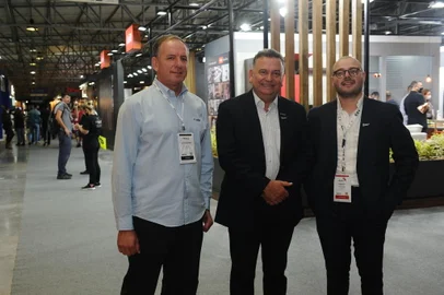 BENTO GONÇALVES, RS, BRASIL, 14/03/2022. Primeiro dia da Fimma e Movelsul 2022. Na foto, da esquerda para a direita, Euclides Rizzi, presidente da Fimma, Rogério Francio, presidente da Movergs e Vinícius Benini, Presidente da Movelsul 2022. (Bruno Todeschini/Agência RBS)<!-- NICAID(15040814) -->