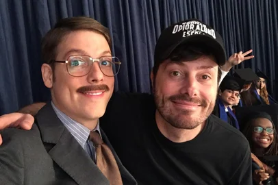 Olha o flagra no set! Estão aí Fabio Porchat e Danilo Gantili durante as filmagens do longa-metragem Como se Tornar o Pior Aluno da Escola. Os óculos, o bigodinho e o terno são a caracterização para viver o diretor da escola<!-- NICAID(12467457) -->