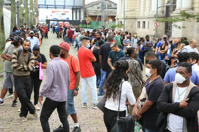 PORTO ALEGRE, RS, BRASIL,  15/03/2022- Sine da Capital oferece 980 vagas para mais de 20 empresas. No primeiro dia (15/03), procura foi grande, e fila tinha mais de 300 pessoas aguardando pelo encaminhamento. Ação ocorre em frente ao Sine da Capital, na Av. Sepúlveda. Foto: Ronaldo Bernardi / Agencia RBS<!-- NICAID(15041315) -->